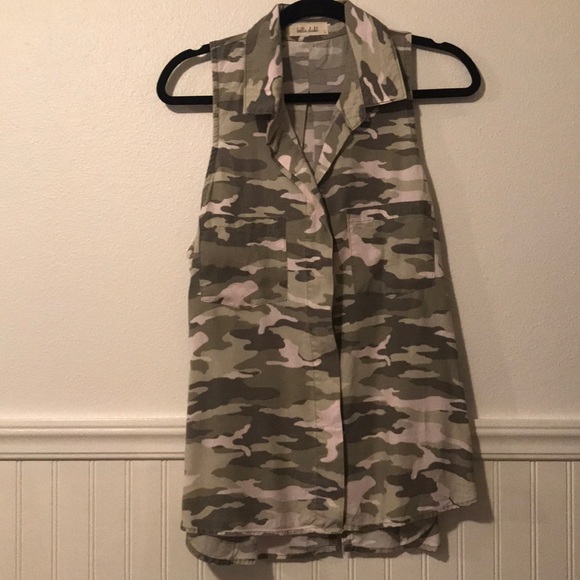 Bella Dahl Tops - ANTHROPOLOGIE BELLA DAHL Camo Blouse Shirt New L